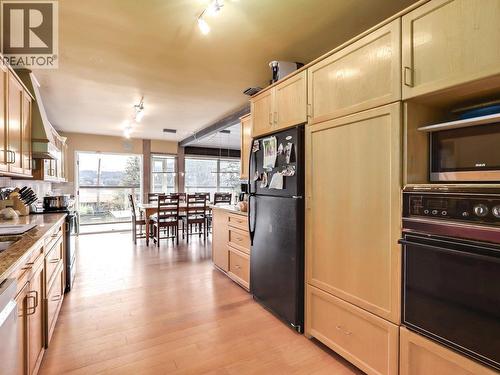 534 Beachview Drive, North Vancouver, BC - Indoor Photo Showing Kitchen