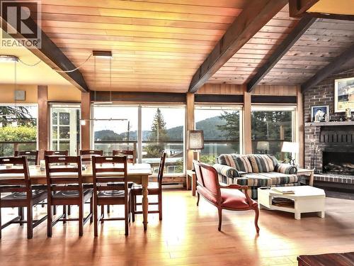 534 Beachview Drive, North Vancouver, BC - Indoor Photo Showing Living Room With Fireplace