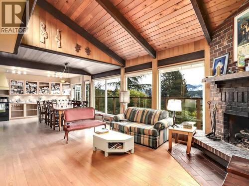 534 Beachview Drive, North Vancouver, BC - Indoor Photo Showing Living Room With Fireplace