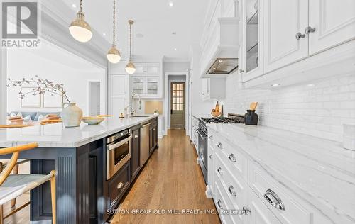 8 Cumberland Drive, Mississauga, ON - Indoor Photo Showing Kitchen With Upgraded Kitchen