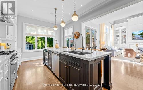 8 Cumberland Drive, Mississauga, ON - Indoor Photo Showing Kitchen With Double Sink With Upgraded Kitchen