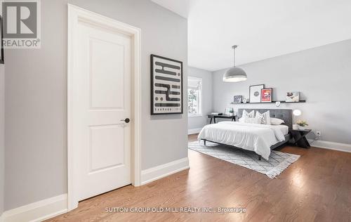 8 Cumberland Drive, Mississauga, ON - Indoor Photo Showing Bedroom