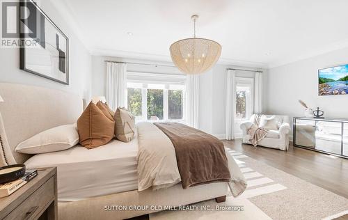 8 Cumberland Drive, Mississauga, ON - Indoor Photo Showing Bedroom