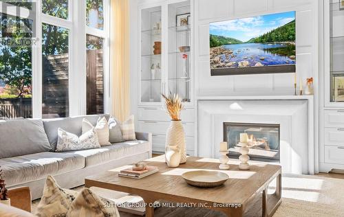 8 Cumberland Drive, Mississauga, ON - Indoor Photo Showing Living Room With Fireplace