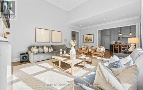 8 Cumberland Drive, Mississauga, ON - Indoor Photo Showing Living Room