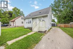 136 Chestnut AVENUE  Sarnia, ON N7T 4L8