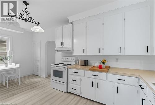 157 East 5Th Street, Hamilton, ON - Indoor Photo Showing Kitchen