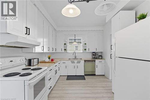 157 East 5Th Street, Hamilton, ON - Indoor Photo Showing Kitchen