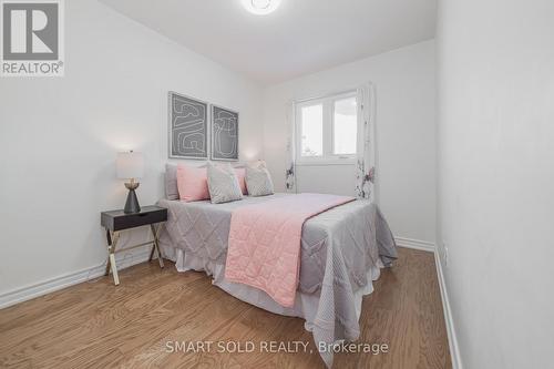 29 Breezeway Crescent, Richmond Hill, ON - Indoor Photo Showing Bedroom