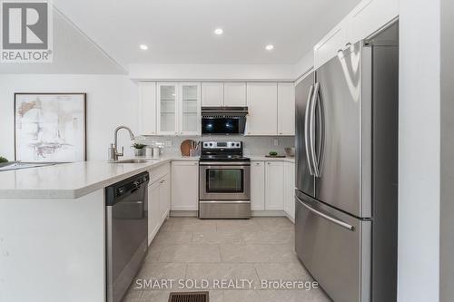 29 Breezeway Crescent, Richmond Hill, ON - Indoor Photo Showing Kitchen