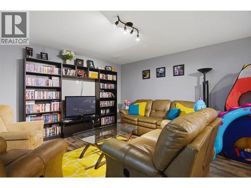 2920 Valleyview Drive Unit# 102, Kamloops, BC - Indoor Photo Showing Living Room