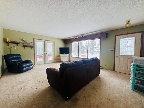 Alexander, Manitoba - Indoor Photo Showing Living Room