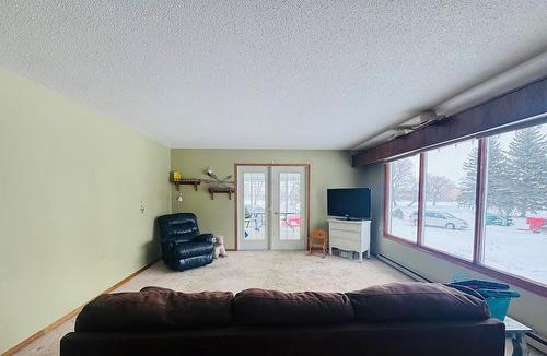 Alexander, Manitoba - Indoor Photo Showing Living Room