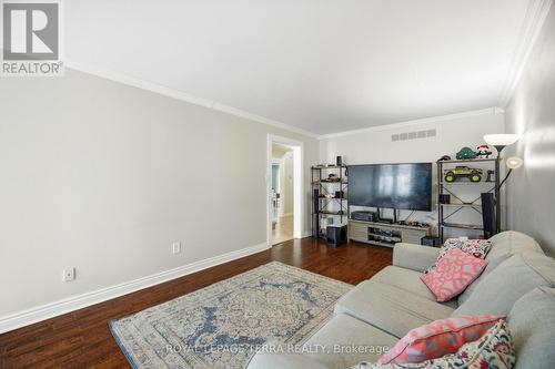 44 Carruthers Crescent, Barrie, ON - Indoor Photo Showing Living Room