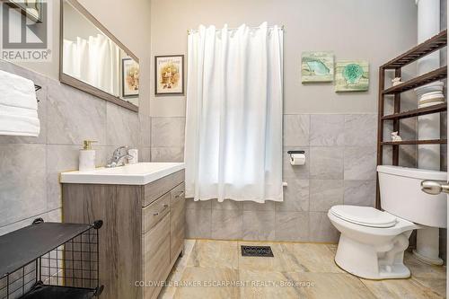 122 Cedar Street, Cambridge, ON - Indoor Photo Showing Bathroom