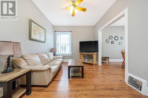 122 Cedar Street, Cambridge, ON - Indoor Photo Showing Living Room
