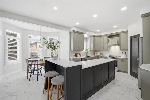 18 Falcon Ridge Drive, Winnipeg, MB - Indoor Photo Showing Kitchen With Upgraded Kitchen
