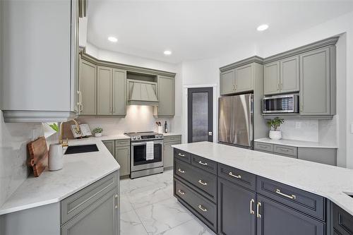 18 Falcon Ridge Drive, Winnipeg, MB - Indoor Photo Showing Kitchen With Upgraded Kitchen