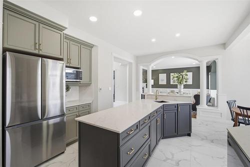 18 Falcon Ridge Drive, Winnipeg, MB - Indoor Photo Showing Kitchen