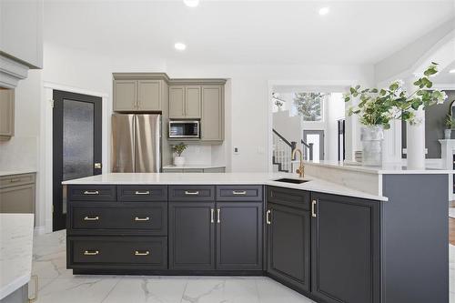 18 Falcon Ridge Drive, Winnipeg, MB - Indoor Photo Showing Kitchen