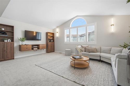 18 Falcon Ridge Drive, Winnipeg, MB - Indoor Photo Showing Living Room