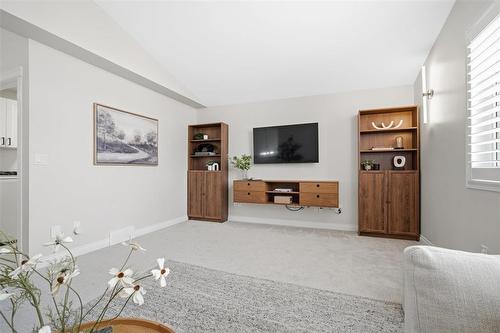 18 Falcon Ridge Drive, Winnipeg, MB - Indoor Photo Showing Living Room
