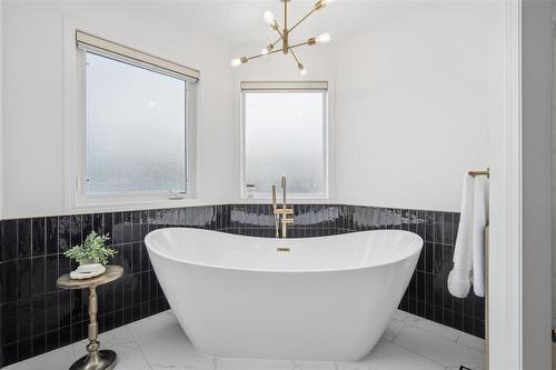 18 Falcon Ridge Drive, Winnipeg, MB - Indoor Photo Showing Bathroom