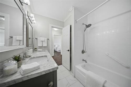 54 Lochmoor Ave, Winnipeg, MB 