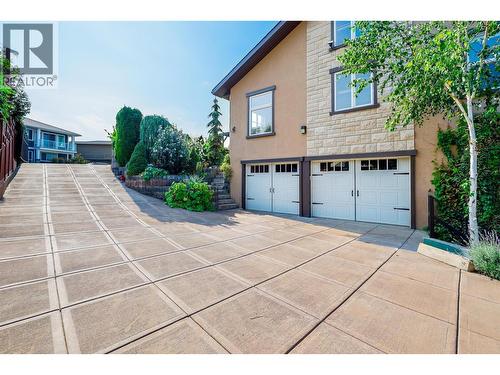 Private driveway - 375 Trumpeter Court, Kelowna, BC - Outdoor