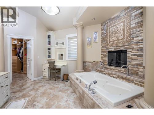 Spacious master ensuite - 375 Trumpeter Court, Kelowna, BC - Indoor Photo Showing Bathroom