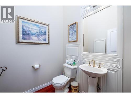 Powder room - 375 Trumpeter Court, Kelowna, BC - Indoor Photo Showing Bathroom