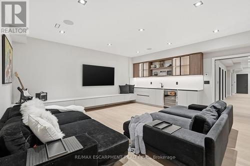 700 Montbeck Crescent, Mississauga, ON - Indoor Photo Showing Living Room