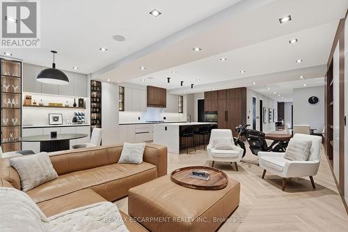 700 Montbeck Crescent, Mississauga, ON - Indoor Photo Showing Living Room