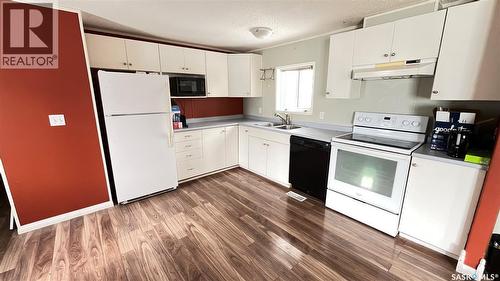 #14 Cypress Mobile Home Park, Maple Creek, SK - Indoor Photo Showing Kitchen With Double Sink