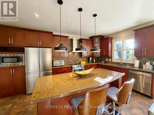 225 Terrace Wood Crescent, Kitchener, ON - Indoor Photo Showing Kitchen With Upgraded Kitchen