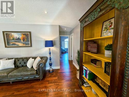 225 Terrace Wood Crescent, Kitchener, ON - Indoor Photo Showing Living Room