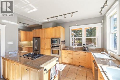 9 Park Crescent, Fernie, BC - Indoor Photo Showing Kitchen