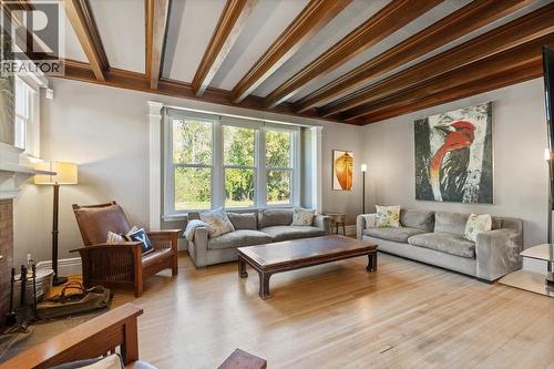9 Park Crescent, Fernie, BC - Indoor Photo Showing Living Room