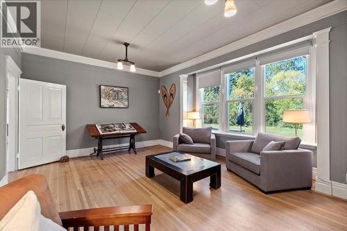 9 Park Crescent, Fernie, BC - Indoor Photo Showing Living Room