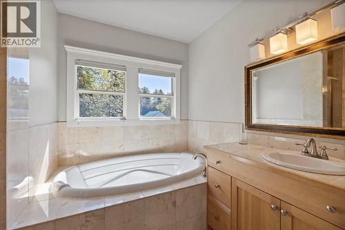 9 Park Crescent, Fernie, BC - Indoor Photo Showing Bathroom