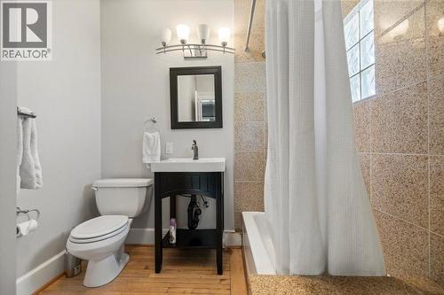 9 Park Crescent, Fernie, BC - Indoor Photo Showing Bathroom