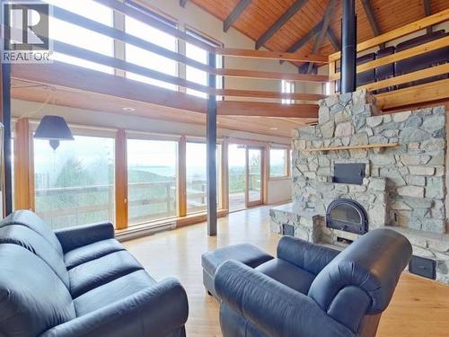 2005 Ralph Road, Powell River, BC - Indoor Photo Showing Living Room With Fireplace