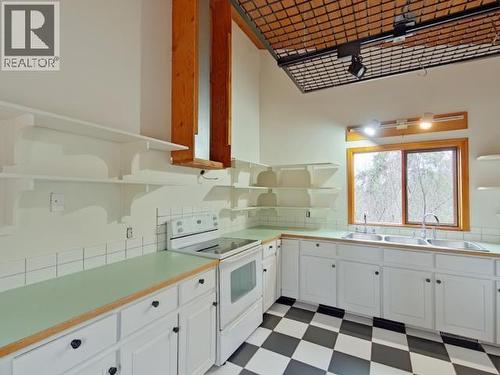 2005 Ralph Road, Powell River, BC - Indoor Photo Showing Kitchen