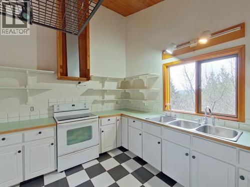 2005 Ralph Road, Powell River, BC - Indoor Photo Showing Kitchen With Double Sink