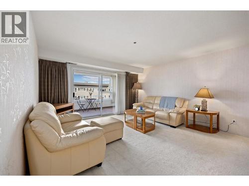 1045 Sutherland Avenue Unit# 306, Kelowna, BC - Indoor Photo Showing Living Room
