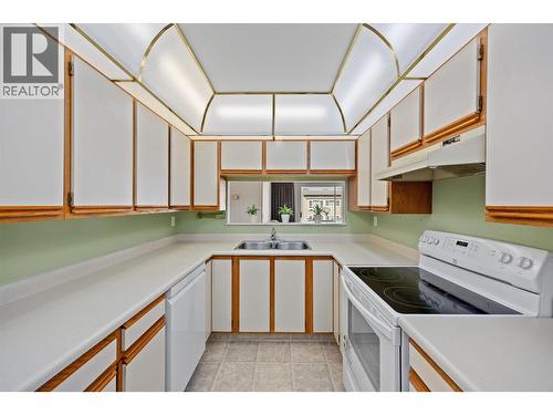 1045 Sutherland Avenue Unit# 306, Kelowna, BC - Indoor Photo Showing Kitchen With Double Sink