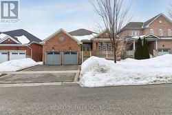 11 EAKINS DRIVE E  Aurora, ON L4G 0G7