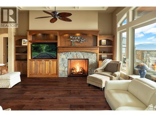 954 Hewetson Avenue, Kelowna, BC - Indoor Photo Showing Living Room With Fireplace