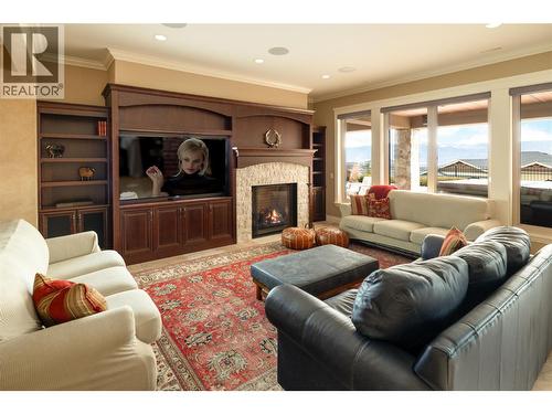 954 Hewetson Avenue, Kelowna, BC - Indoor Photo Showing Living Room With Fireplace