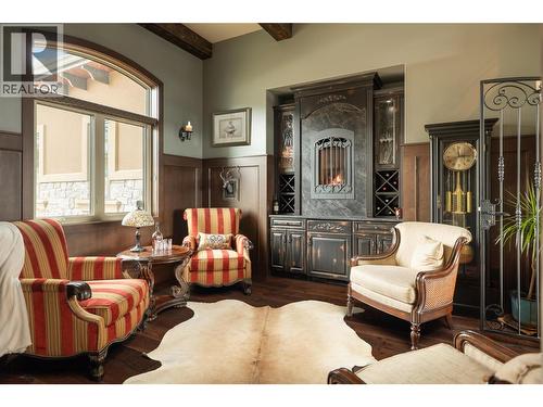 954 Hewetson Avenue, Kelowna, BC - Indoor Photo Showing Living Room